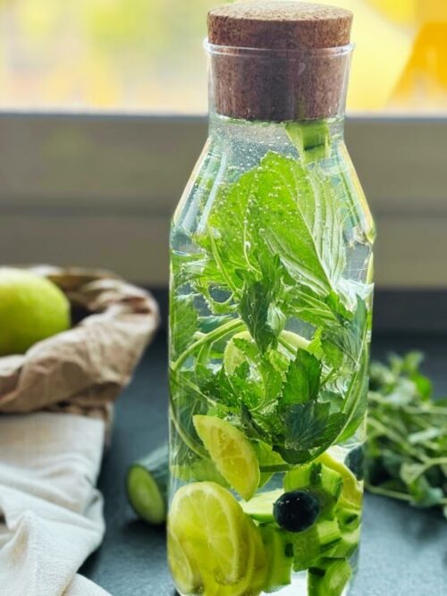 Acqua aromatizzata: ricetta limone, menta e mirtilli.